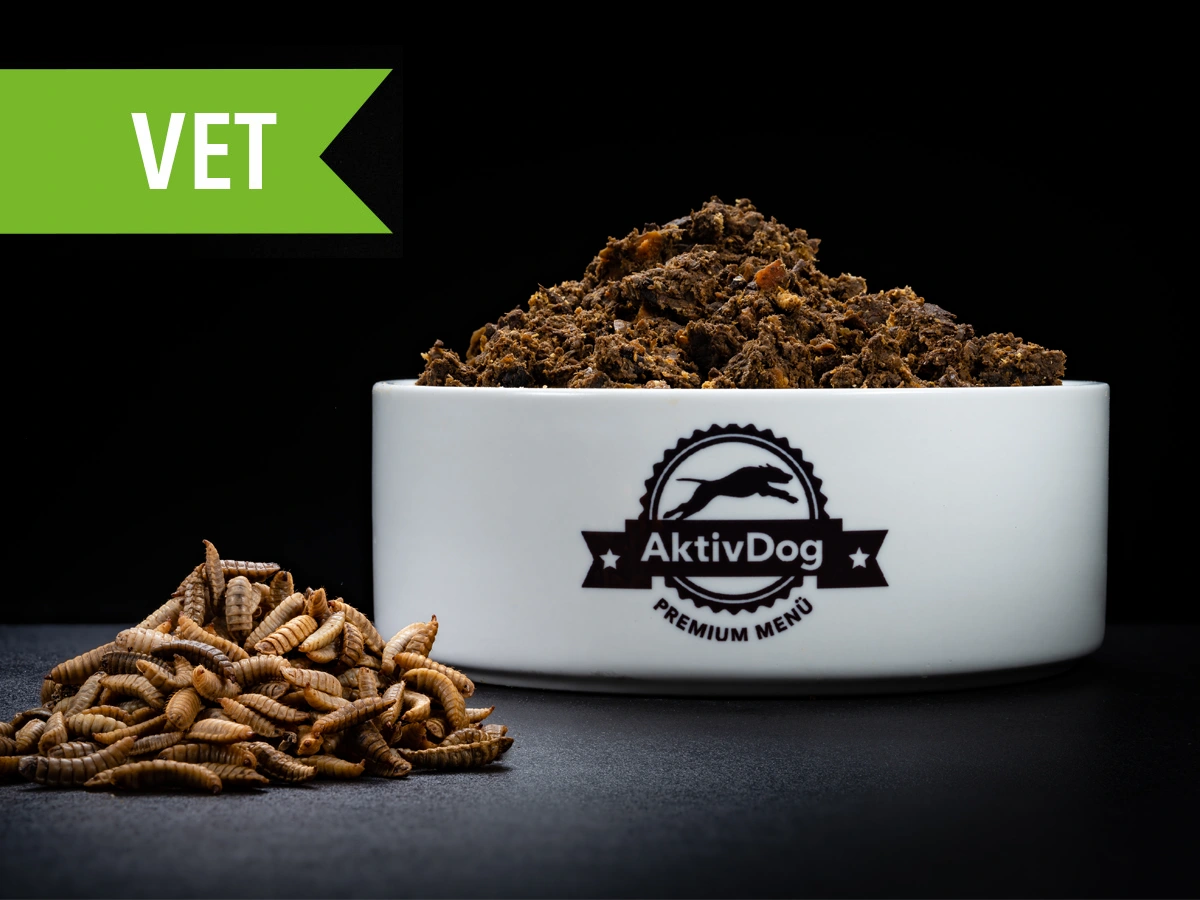 Großaufnahme von AktivDog Hundefutter VET Allergen mit links daneben liegendem Soldatenfliegenlarven.