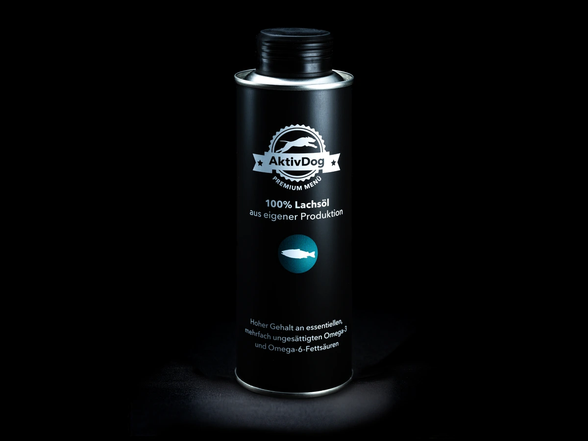 Eine Dose AktivDog Schweizer Lachsöl auf dunklem Hintergrund, 250 ml